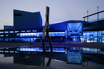 Festspielhaus Bregenz leuchtet blau